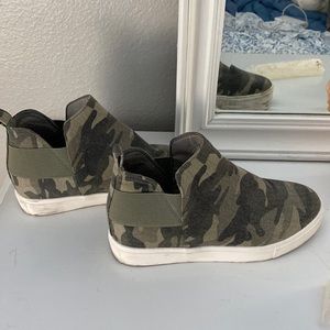 Women’s canvas camp shoes size 8